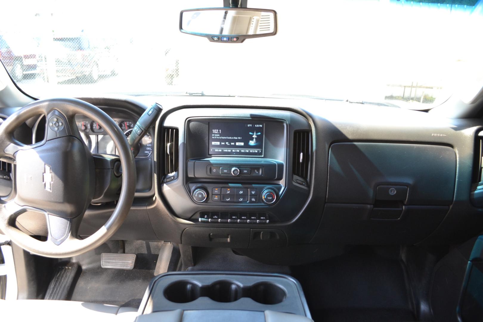 2019 WHITE /BLACK CHEVROLET 3500 with an VORTEC 6.0L V8 engine, AUTOMATIC transmission, located at 9172 North Fwy, Houston, TX, 77037, (713) 910-6868, 29.887470, -95.411903 - 13,200LB GVWR, 9FT FLATBED, 98" WIDE, GOOSNECK/BUMPER PULL HITCH, POWER WINDOWS, LOCKS, & MIRRORS, COLD A/C - Photo#11